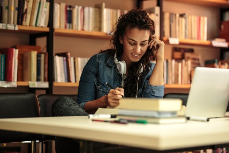 Comment choisir entre des diplômes en ligne à temps plein et à temps partiel |  Collèges en ligne