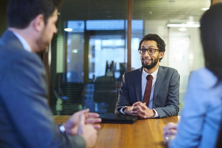 10 choses que les employeurs pensent de votre diplôme en ligne