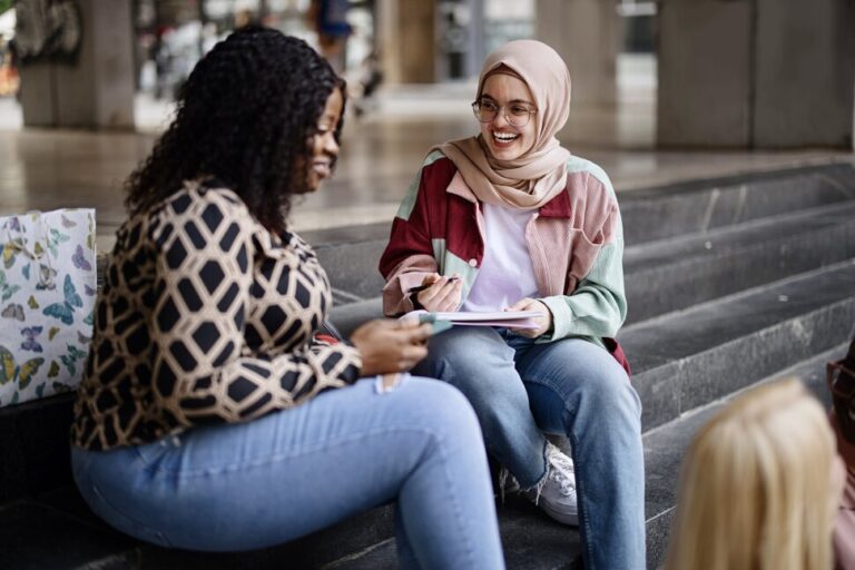 4 façons dont les étudiants internationaux de première année peuvent développer une vie sociale active