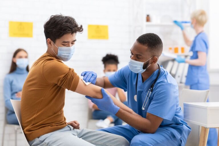 Étudiants internationaux et politique de vaccination contre le COVID-19 dans les écoles américaines