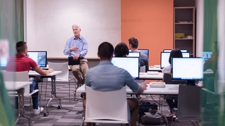 Comment l&rsquo;apprentissage mixte améliore les compétences en marketing numérique