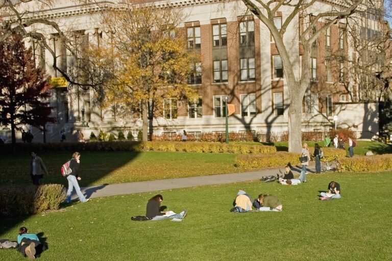 Comment choisir entre les collèges urbains, suburbains et ruraux |  Meilleurs collèges