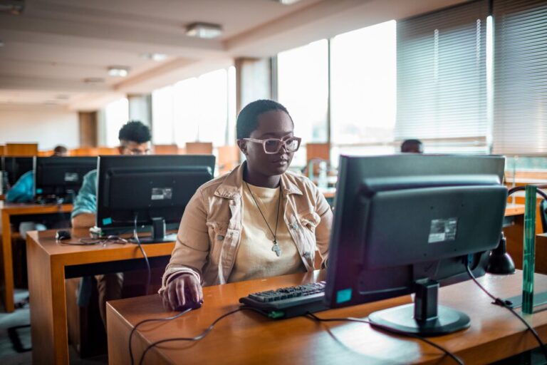 LSAT à distance ou en personne : comment choisir