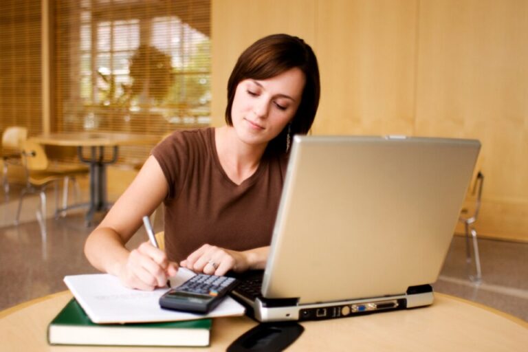 Qu&rsquo;est-ce qu&rsquo;un bon score GRE pour les admissions aux études supérieures?