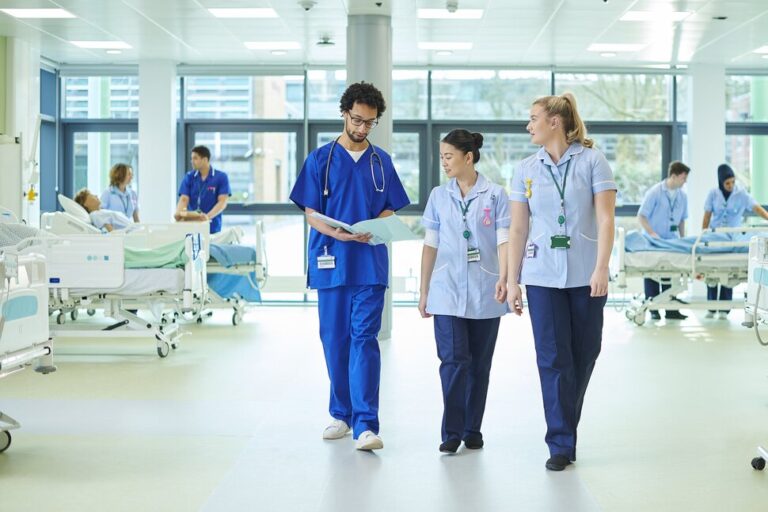 15 écoles de médecine où les diplômés partent avec le plus de dettes