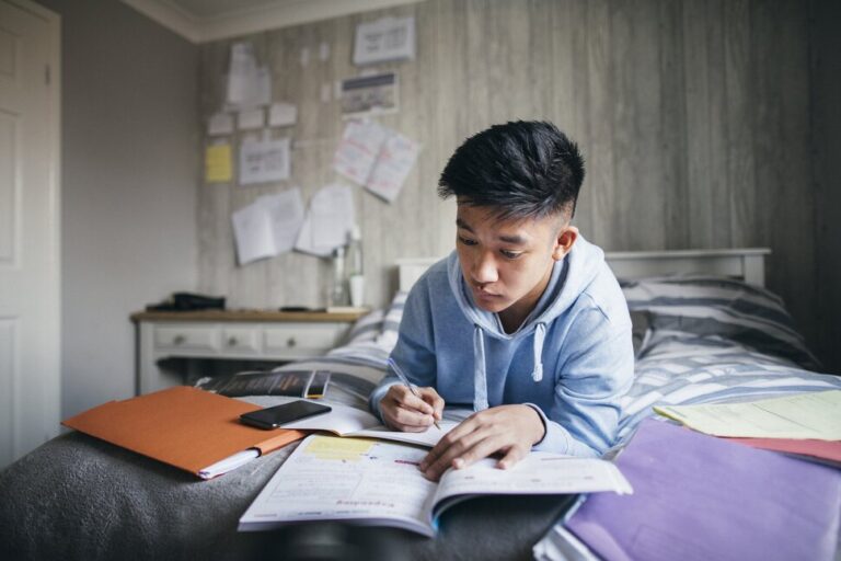 9 tâches d&rsquo;application au collège pour l&rsquo;été avant l&rsquo;année secondaire |  Meilleurs collèges
