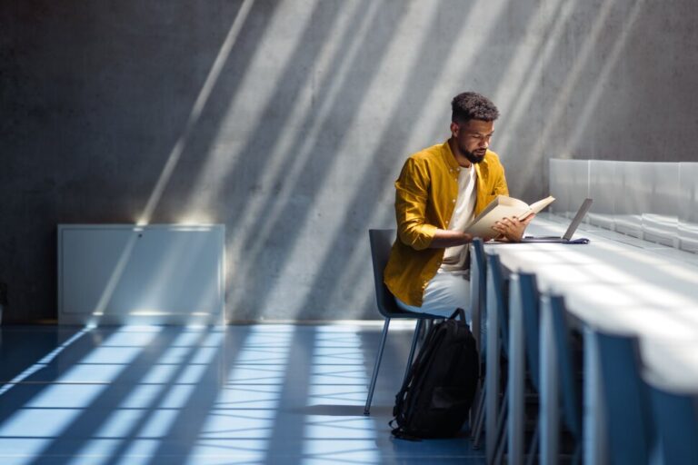 Comment les cours d&rsquo;été peuvent renforcer votre candidature à la faculté de droit