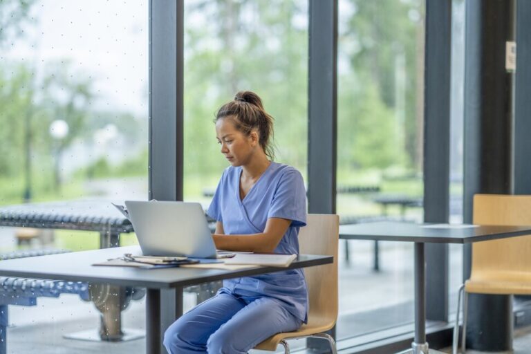 Les prémédicaux peuvent développer des compétences essentielles grâce au travail bénévole clinique
