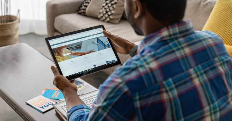 5 éléments clés d&rsquo;un résumé LinkedIn tueur (et 5 grands hacks)