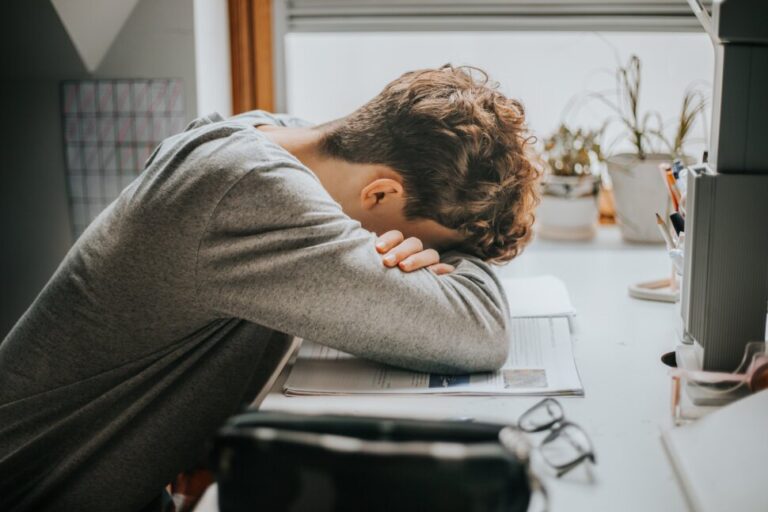 Comment gérer le mal du pays au collège |  Meilleurs collèges