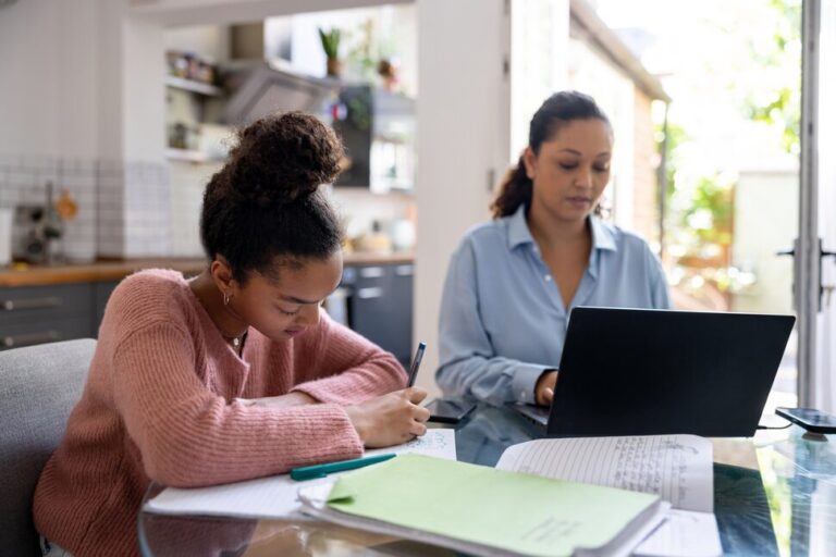 5 façons dont les parents peuvent planifier leurs finances universitaires |  Meilleurs collèges