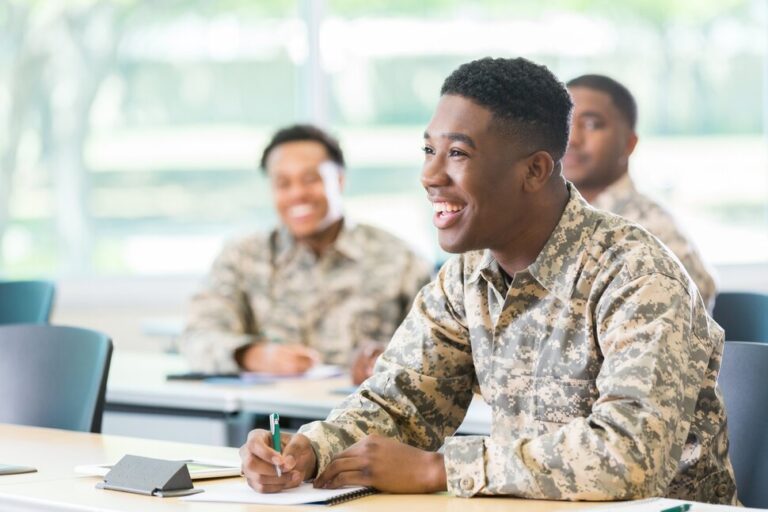 Conseils pour aller au collège en tant que vétéran militaire |  Meilleurs collèges