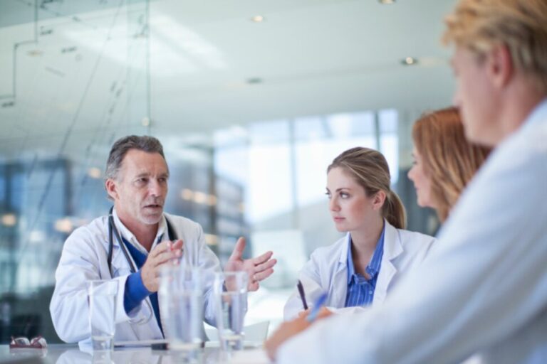 Quelle est la durée des études de médecine et à quoi ressemble-t-elle ?