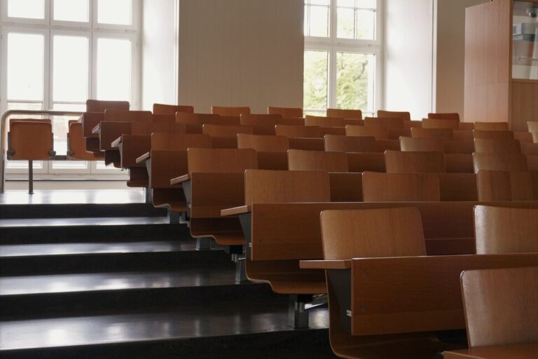 Pourquoi les collèges ferment-ils ?  |  Éducation