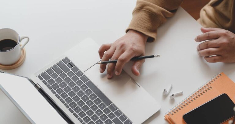 Offres d'emploi à l'international et bureau à domicile : découvrez quatre entreprises qui embauchent des Brésiliens