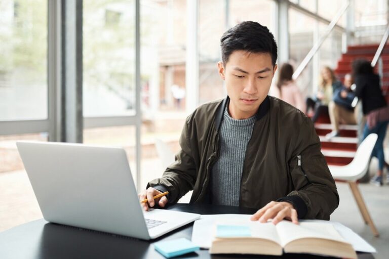 Comment évaluer les stages en faculté de droit, les programmes d'études à l'étranger et d'études à l'étranger