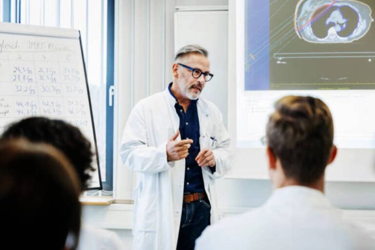 Pourquoi il est toujours difficile d'entrer dans une école de médecine malgré la pénurie de médecins