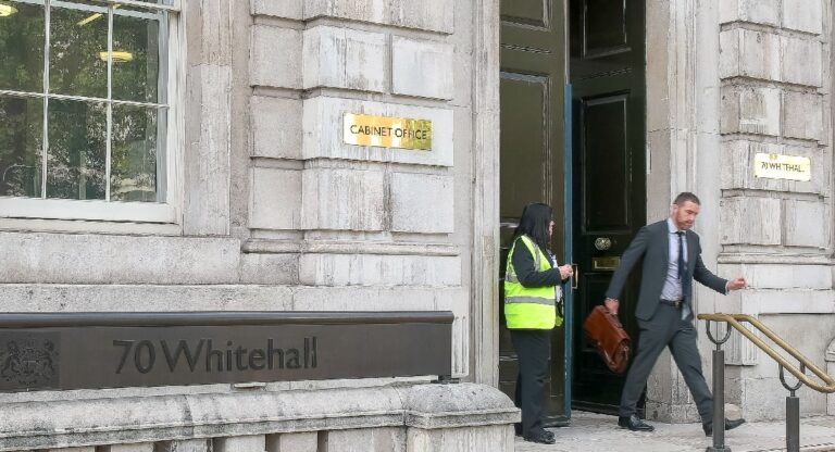 Le gouvernement assouplit les règles de travail de trois jours pour les fonctionnaires