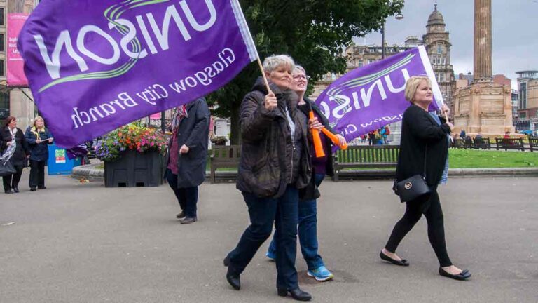 Les employés municipaux écossais voteront sur des grèves dans le conflit salarial