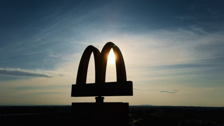 Les panneaux sur l'esclavage moderne sont « manqués » par McDonald's et d'autres