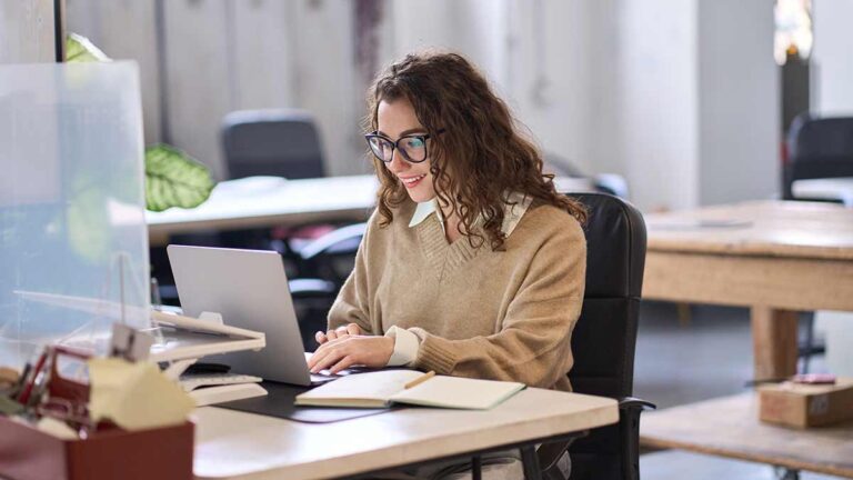 Plan visant à interdire les stages non rémunérés : ce que cela signifie pour les RH