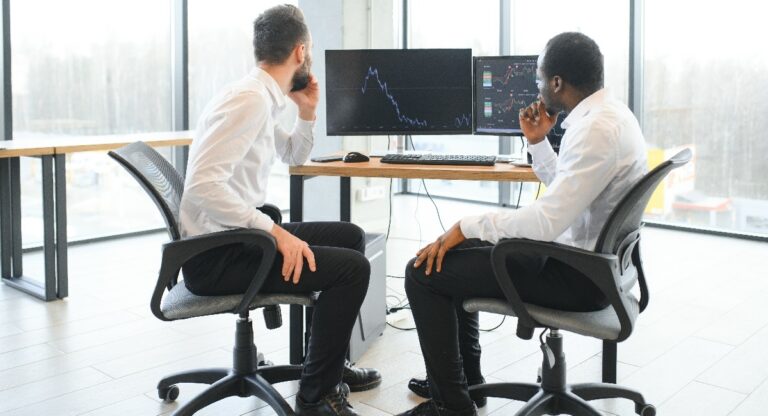 Des fissures apparaissent dans le « plafond de classe » du secteur des services financiers