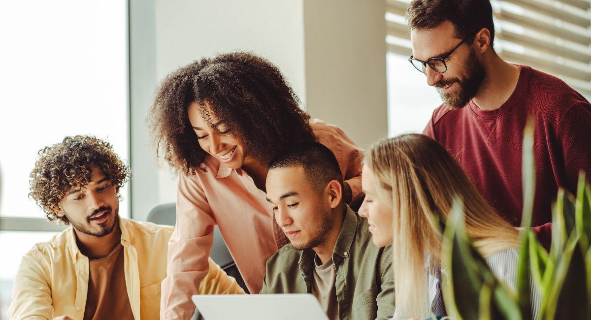 Les employeurs devraient avoir des objectifs en matière de race et de genre, affirment les jeunes employés