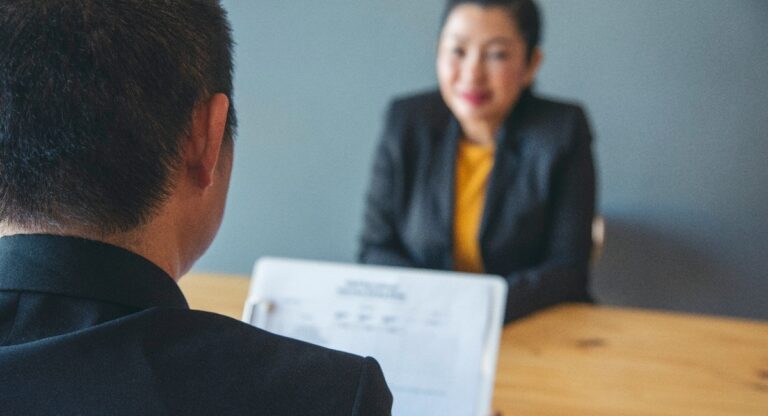 Les employeurs négligent des millions de personnes en raison de l'âgisme à l'embauche