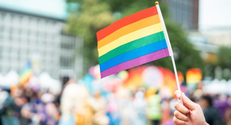 Les employeurs ont besoin de modèles pour attirer les jeunes talents LGBTQ+