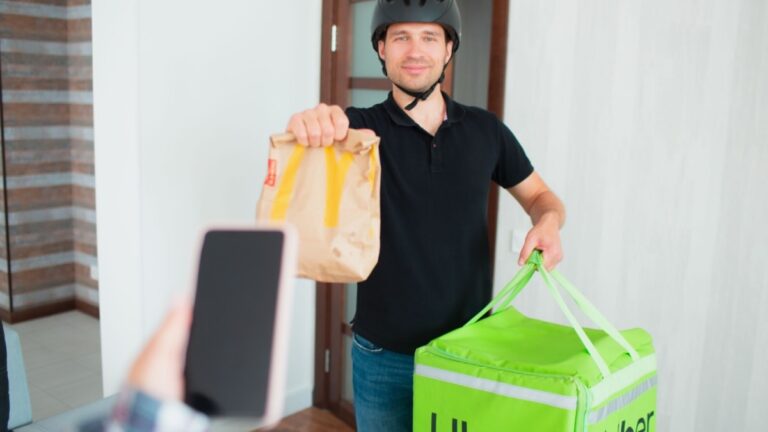 McDonald's accusé d'avoir menacé les chauffeurs d'Uber Eats