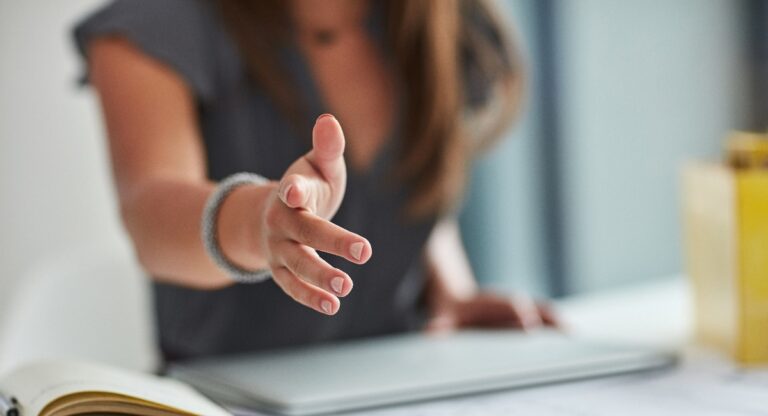 Un employé de bureau gagne son procès contre son patron qui refusait de lui dire bonjour