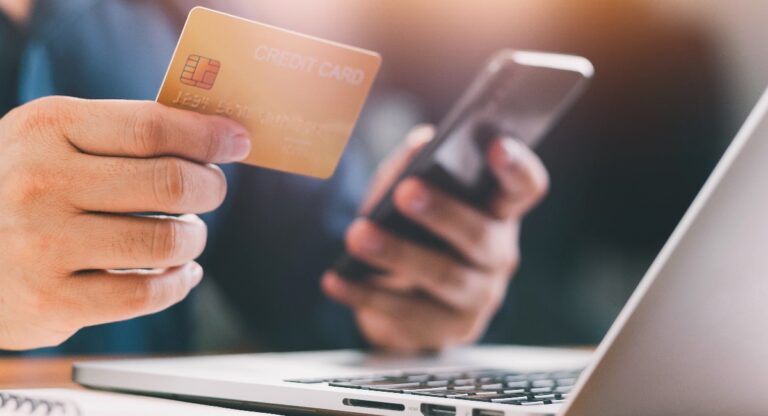 Un financier licencié pour une facture de carte d'entreprise de 11 700 £ obtient des dommages et intérêts