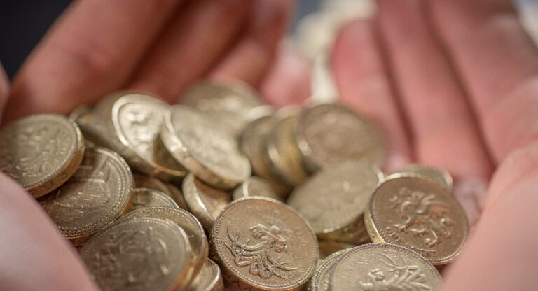 Une augmentation nationale du salaire vital de 6% attendue dans le budget