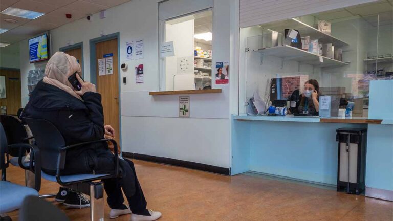 Attentes record du NHS en cas d'absence et de retour au travail – sondage