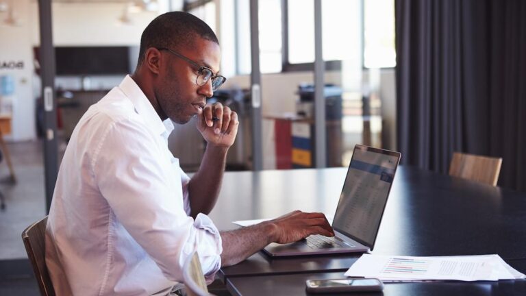 Comment les équipes apprenantes peuvent dynamiser l’IA sur le lieu de travail