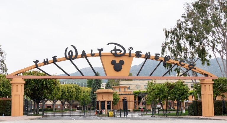 Disney accepte un accord de 43,3 millions de dollars sur la rémunération hommes-femmes