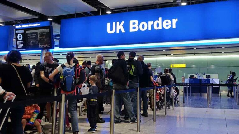Forte baisse de la migration nette alors que moins de personnes à charge arrivent au Royaume-Uni