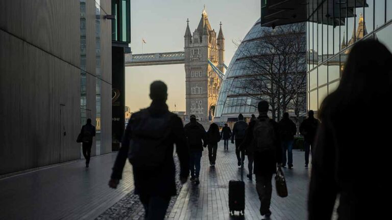 La croissance des salaires ralentit légèrement alors que les postes vacants continuent de diminuer