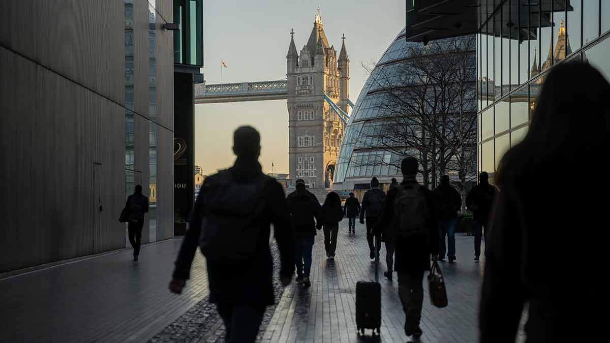 La croissance des salaires ralentit légèrement alors que les postes vacants continuent de diminuer