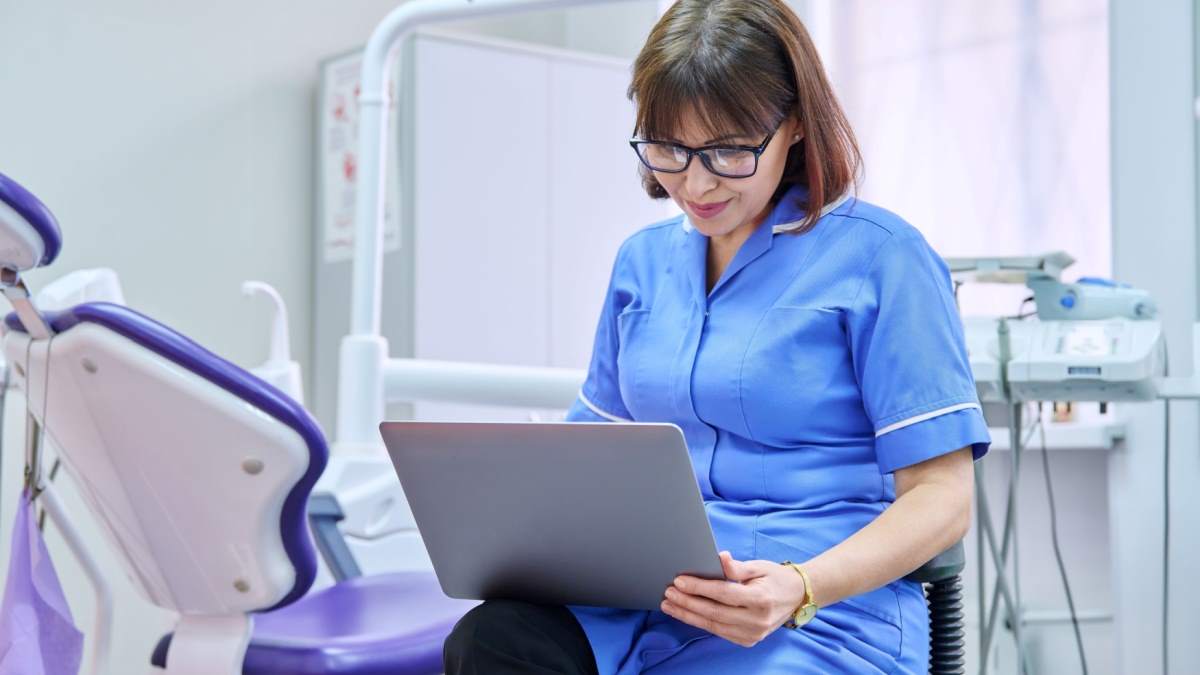 La race, l’âge et la santé mentale influencent la décision de quitter le NHS
