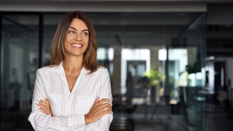 L’écart salarial entre hommes et femmes selon le FTSE 100 reste obstinément élevé