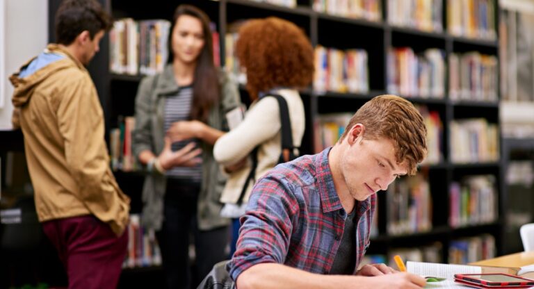 Les frais universitaires atteindront un niveau record de 9 535 £