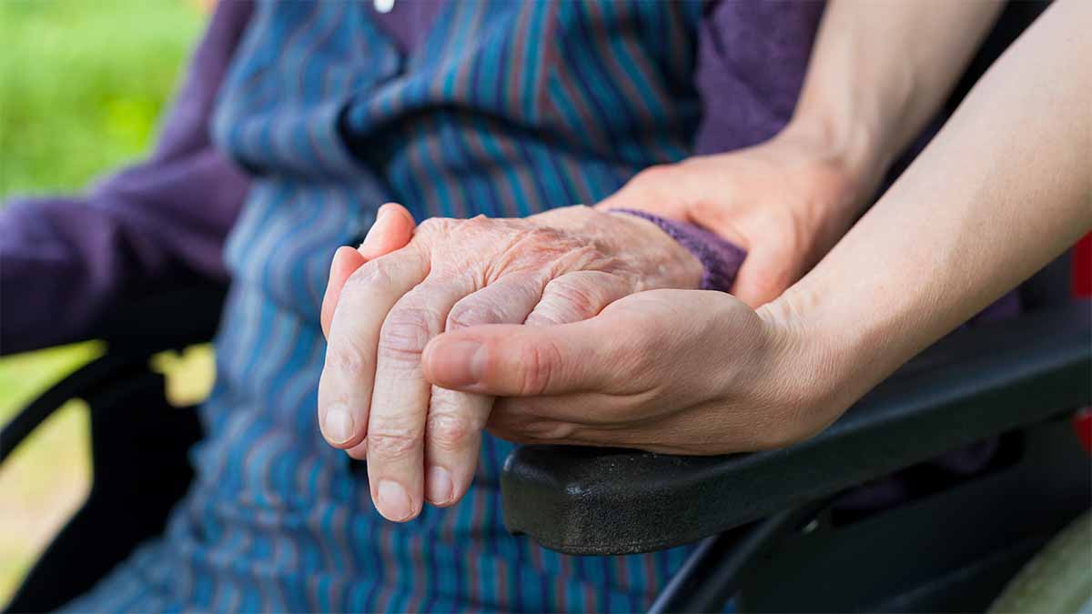 Les soignants atteints de démence se sentent souvent isolés et seuls – sondage