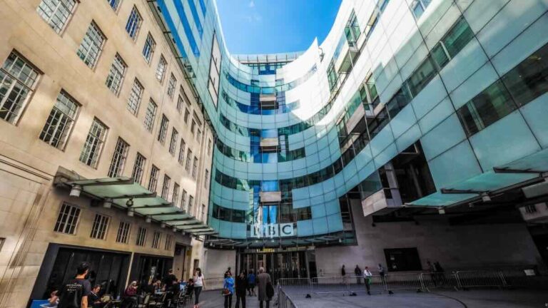 Quatre présentateurs de la BBC lancent un appel pour l'égalité salariale