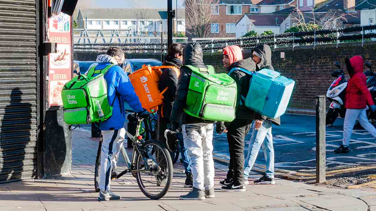 Deliveroo, Just Eat et Uber Eats renforcent leurs contrôles du droit au travail pour les coureurs remplaçants.