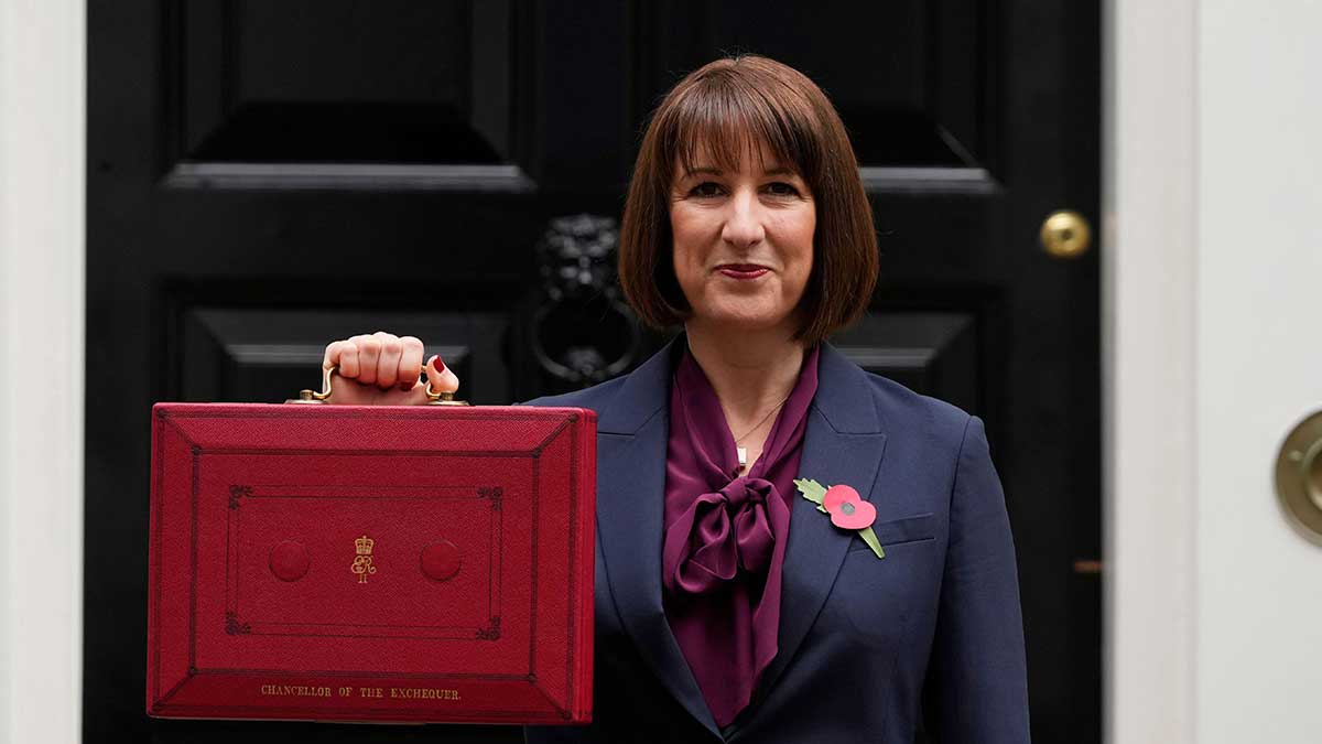 La chancelière Rachel Reeves devant le 11 Downing Street avant le budget 2024.