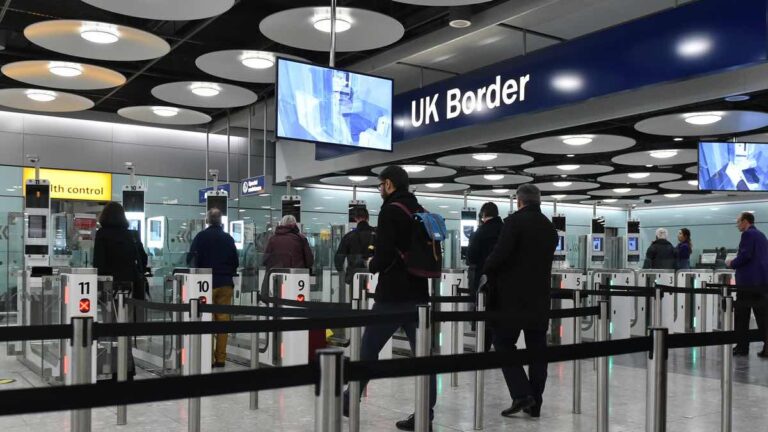 La migration nette au Royaume-Uni a réduit de moitié en un an