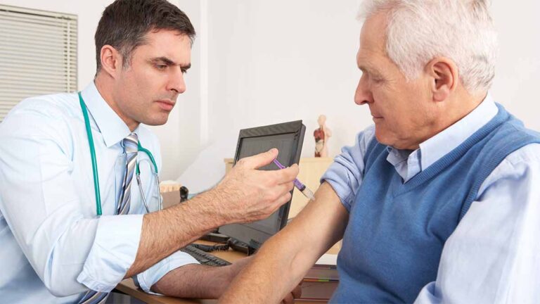 Le RSPH exhorte les personnes à risque à se faire vacciner alors que la « tripledémie » hivernale se profile