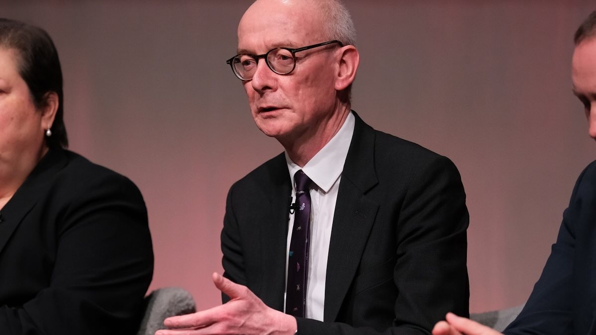 Le gouvernement va recruter des techniciens pour « tester et apprendre » les solutions