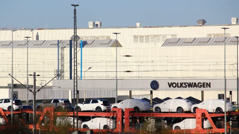 Le personnel de VW s'apprête à faire grève en Allemagne pour protester contre les salaires et les suppressions d'emplois